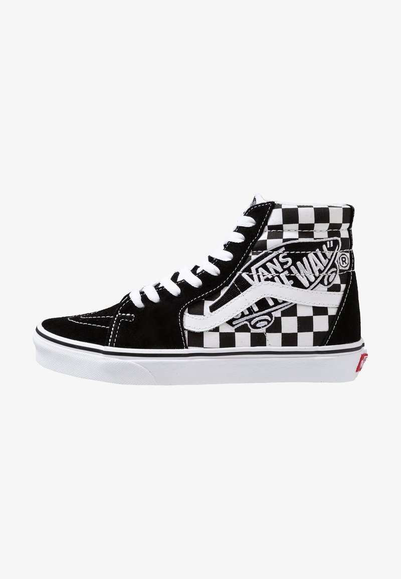 Wysokie sneakersy wykonane z czarnego zamszu i w kratę, z białymi sznurowadłami, logo w białym pasku oraz gumową podeszwą z czerwonym akcentem.