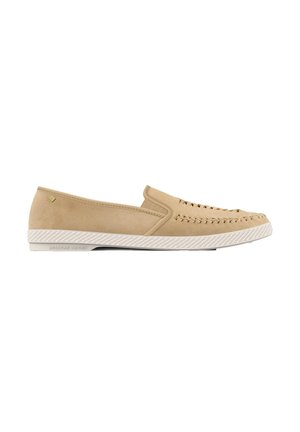 Chaussure beige en daim à enfiler avec des détails de couture tissée et une semelle en caoutchouc blanc texturé, conçue pour un usage décontracté.