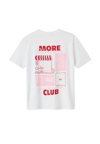 T-shirt en coton blanc avec un design graphique au dos, comprenant des textes rouges et roses, ainsi que des illustrations d'un café, d'un croissant et d'une tasse.