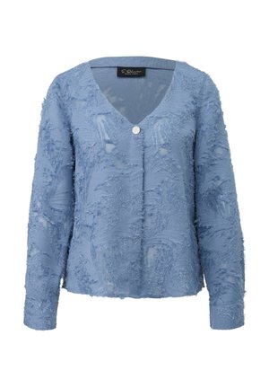 Jasnoniebieski kardigan z fakturowaną, lekko postrzępioną powierzchnią. Dekolt w serek, długie rękawy oraz pojedyncze zapięcie na guzik z przodu.