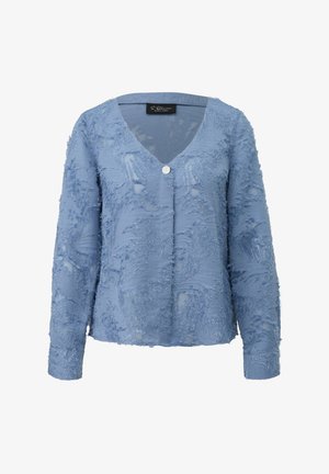 Jasnoniebieski kardigan z fakturowaną, lekko postrzępioną powierzchnią. Dekolt w serek, długie rękawy oraz pojedyncze zapięcie na guzik z przodu.