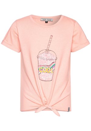 Camiseta de manga corta color rosa claro con lazo en la parte delantera, con gráfico de vaso de batido con lentejuelas y texto "Just be COOL" en la parte delantera.