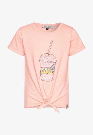 Camiseta de manga corta color rosa claro con lazo en la parte delantera, con gráfico de vaso de batido con lentejuelas y texto "Just be COOL" en la parte delantera.