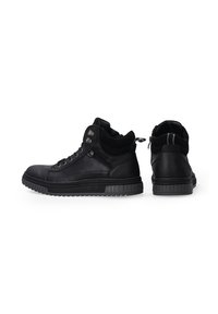 Czarne buty typu high-top wykonane z skóry i zamszu, z zapięciem na sznurowadła, wyściełanym kołnierzem oraz teksturowaną gumową podeszwą z żłobioną krawędzią.