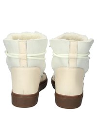 Bottes d'hiver blanches jusqu'à la cheville avec doublure en fourrure, talon en cuir beige et semelle en caoutchouc marron, vues de dos.