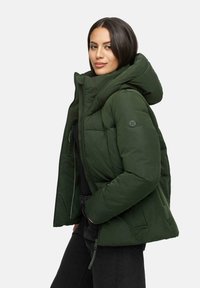 Grüne wattierte Jacke mit hohem Kragen und Kapuze, mit Reißverschluss, Seitentaschen und einem Abzeichen am linken Ärmel. Glatte Textur.