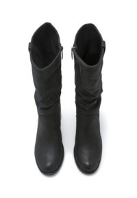 Botas negras hasta la rodilla hechas de piel suave con un diseño arrugado, que cuentan con un cierre lateral para ponerlas fácilmente. Suela plana y punta redondeada.