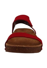 Sandalia roja con parte superior de ante y suela de corcho marrón texturizado. Cuenta con dos tiras estrechas y un diseño de punta abierta.
