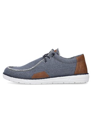 Casualowe niebieskie buty z tkaniny z brązowymi skórzanymi akcentami i białą podeszwą, z czarnymi sznurowadłami i widocznymi szwami.