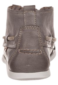 Grijze leren enkellaars met een gladde textuur, open uitsnijdingen, contrasterende stiksels en een witte zool. Heeft decoratieve veters aan de zijkanten.