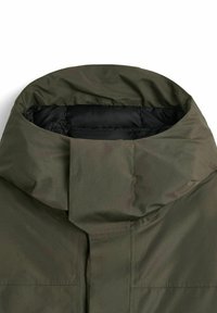 Olivgrön vadderad jacka med hög krage, slät yta, framficka och svart innermaterial. Innehåller inga synliga hårdvarudelar.