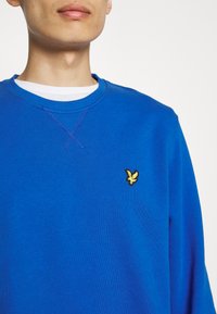 Lyle & Scott CREW NECK - Sportinis megztinis - bright blue