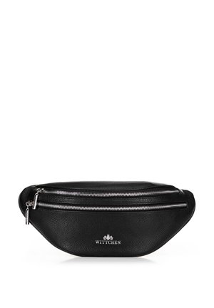 Schwarze Leder-Gürteltasche mit zwei silbernen Reißverschlüssen und geprägt Logo. Strukturierte Oberfläche, geschwungene Form und akzentuierende Steppnahtdetails.