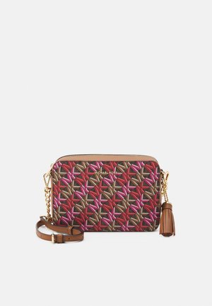 Crossbody taske med rødt, pink og brunt geometrisk mønster, guldkæde, kvastdetalje og Michael Kors-logo foran.