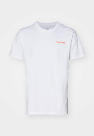T-shirt alb din bumbac, cu guler rotund și mâneci scurte. Pe față se află un mic logo roșu „CONVERSE” imprimat pe pieptul stâng.