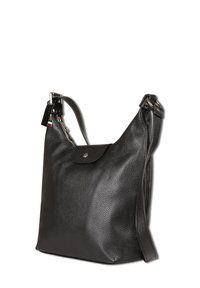 Zwarte leren schoudertas met textuur, verstelbare schouderriem, klep met drukknoop, ritsluiting en een klein Italiaans vlaggetje als hanger.