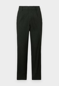 Pantalon noir sur mesure avec passants de ceinture, plis avant et jambes droites, présenté sur un fond blanc uni.