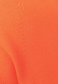 Tissu texturé orange vif avec un motif tissé, présentant une finition lisse et un léger éclat, adapté pour des vêtements ou accessoires.