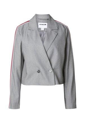 Grå avkortet blazer med dobbelspent design, to knapper og kontrasterende røde og hvite striper langs ermene. Strukturert stoff.