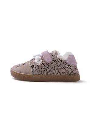 Zapatilla infantil en malva y beige con estampado de leopardo, dos tiras de velcro, forro interior suave de piel y una cara de gato bordada en la puntera.