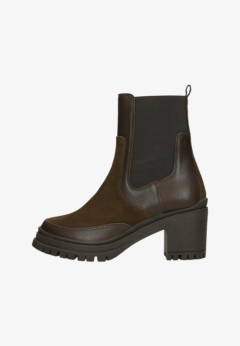Brązowe botki za kostkę z połączenia zamszu i gładkiej skóry, z elastycznymi bocznymi panelami, okrągłym noskiem i teksturowanym słupkowym obcasem.