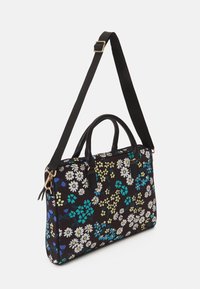 Schwarze Handtasche mit floralem Muster, verziert mit einer Vielzahl farbenfroher Blumen, doppelten Griffen und einem abnehmbaren Schulterriemen mit goldenen Hardware-Akzenten.