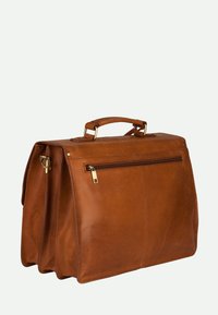 Borsa a tracolla in pelle marrone con forma strutturata, manico superiore e una tasca posteriore con zip, caratterizzata da accenti in metallo dorato.