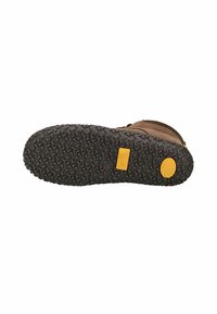 Zapato de cuero marrón con una suela de goma negra texturizada, que presenta un patrón de banda de rodadura geométrica y un acento del logo amarillo en el lado.