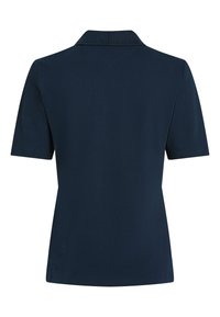 Marineblaues kurzärmeliges Polohemd mit geripptem Kragen, von hinten vor weißem Hintergrund gezeigt.