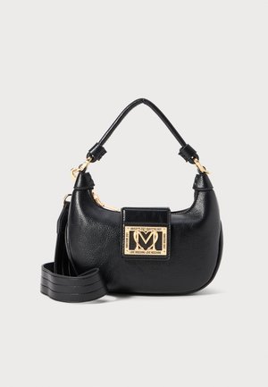 Sac à main en cuir noir Love Moschino avec plaque logo dorée, poignée courte et bandoulière longue amovible, présenté sur un fond blanc.
