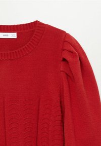 Pull en laine rouge tricoté avec un col rond, finitions côtelées, et un motif texturé subtil sur le corps, avec un détail froncé sur les manches.