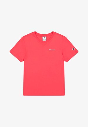 Rövid ujjú, kerek nyakú, élénk rózsaszín pamuting, bal mellen egy kis fehér Champion logóval és a jobb ujján egy logóval.