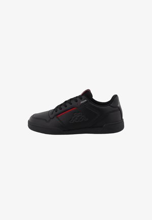 Sorte syntetiske lavtop sneakers med rund tå, snørelukning foran, tekstureret læderlignende overflade, røde detaljer og Kappa-logo på siden.