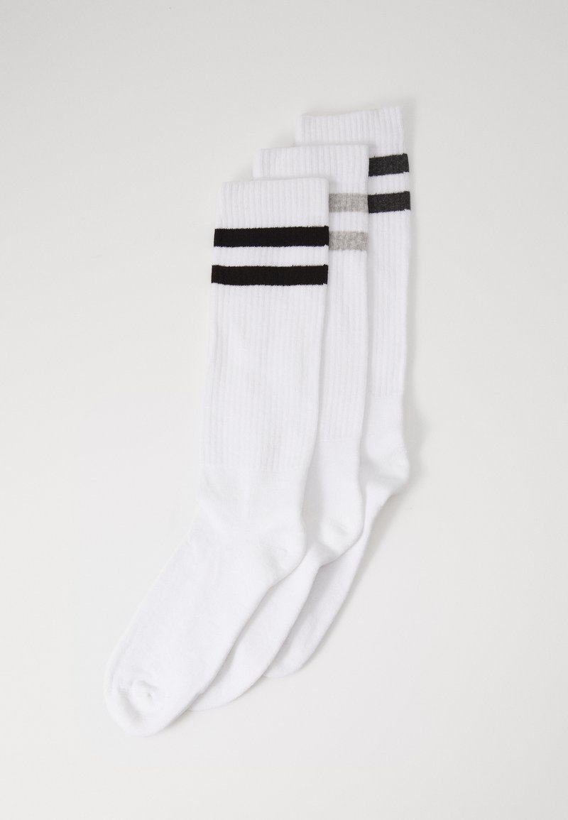 Balti komandiniai š SOCKS su raukšlėta tekstūra, viršuje turi tris horizontalias juosteles juodos ir pilkos spalvos. Parduodamos rinkinyje po tris.