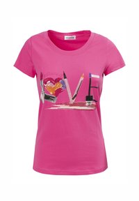 Camiseta de algodón rosa con un diseño gráfico de material de arte y la palabra "AMOR" embellecida con strass. Manga corta y cuello redondo.
