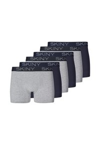Pięć par męskich bokserek, dwie szare i trzy granatowe, z elastycznym pasem w kontrastowym kolorze z logo "SKINY".
