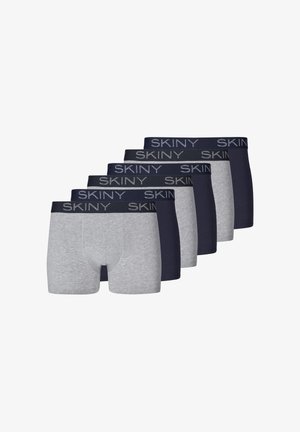 Cinque paia di boxer in stile slip da uomo, due grigi e tre blu navy, con una vita elastica decorata dal logo "SKINY" in un colore a contrasto.
