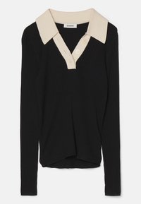 Haut noir à manches longues côtelé avec un col beige contrastant, un décolleté en V et trois boutons sur le devant. Texture douce et coupe ajustée.