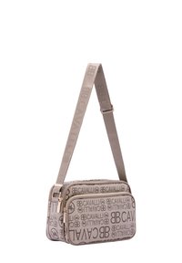 Borsa a tracolla rettangolare beige con motivo a logo, due scomparti con zip, tracolla regolabile e dettagli in metallo dorato.