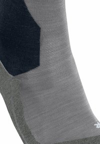 Grijze en donkerblauwe sok met een mix van gladde en gestructureerde stoffen, voorzien van verstevigde hiel- en teenstukken en subtiele patroonaccenten.