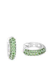Orecchini a cerchio in argento con gemme verdi incastonate in un design circolare. Superficie texturizzata che mostra più file di pietre scintillanti.