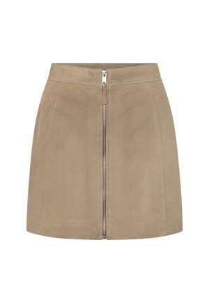 Beige suède minirok met zilverkleurige rits aan de voorkant en zichtbare stiksels, met een rechte snit en tailleband.