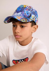 Cappello multicolore con una grafica che presenta vivaci tonalità di blu, giallo e rosso. Realizzato in tessuto, con una visiera strutturata e motivi colorati.