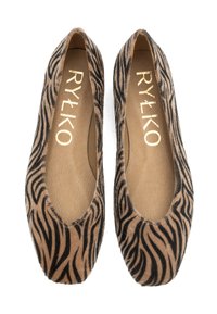 Une paire de ballerines pour femmes avec des rayures zèbre marron et noir, présentant des bouts ronds et le logo doré "RYŁKO" à l'intérieur.