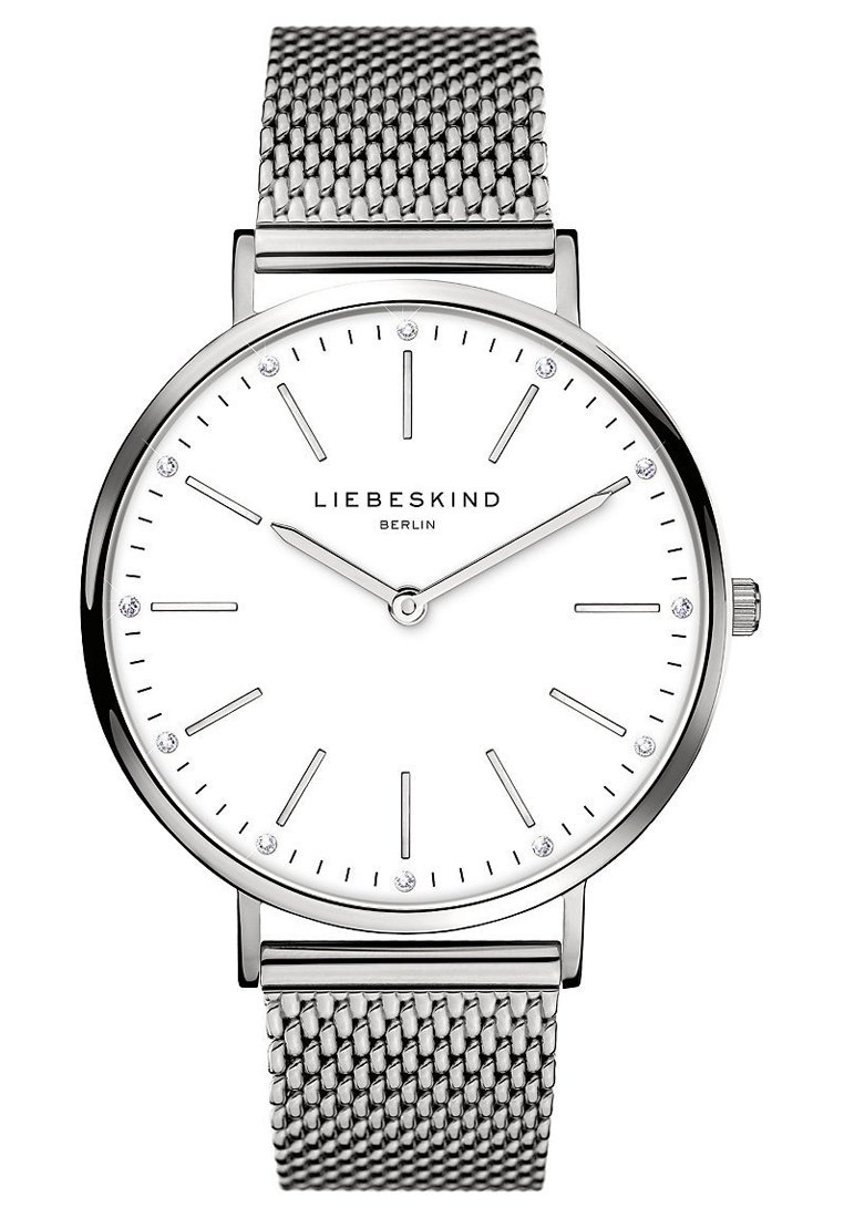 Montre à bracelet en maille argentée avec un cadran blanc rond, présentant des index argentés, trois cristaux et un design minimaliste. Marque : Liebeskind.