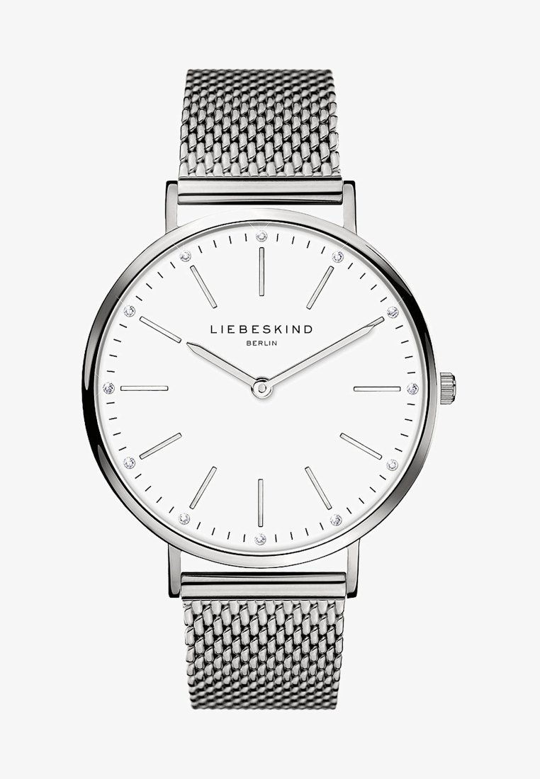Silberne Uhr mit Mesh-Armband und rundem weißem Zifferblatt, ausgestattet mit silbernen Stundenmarkierungen, drei Kristallen und einem minimalistischen Design. Marke: Liebeskind.