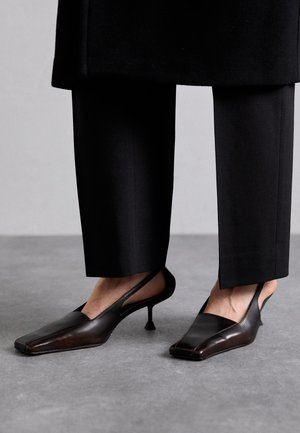 Sorte læder slingback hæle med en firkantet tå og en tynd stiletto hæl. Glat tekstur med minimal syning og ingen synlig hardware.