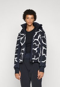 Marineblaue Steppjacke mit weißem abstraktem Muster, ausgestattet mit einer Kapuze, einem Reißverschluss und seitlichen Taschen. Hergestellt aus glattem, isoliertem Stoff.