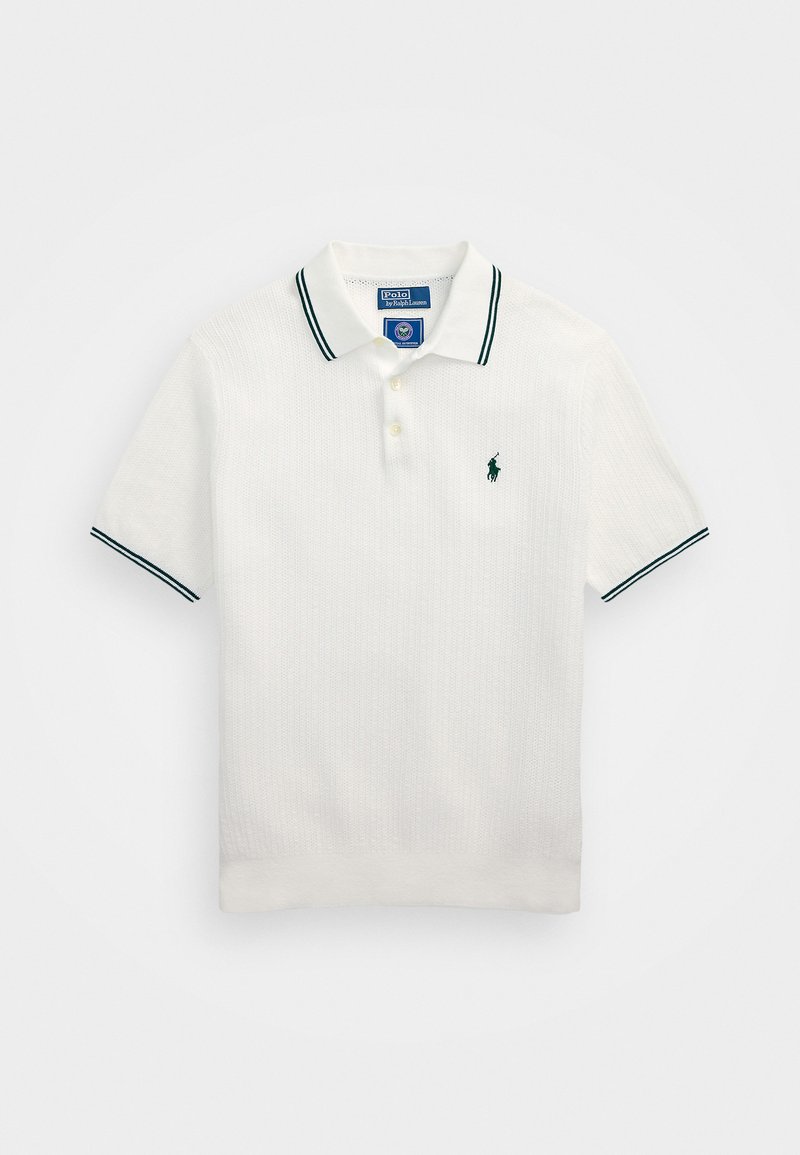 Polo blanc en tissu texturé avec des accents rayés vert sur le col et les manches. Présente un petit logo sur la poitrine à gauche.