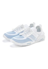 Leichte Sneaker mit einem gestrickten, weißen Mesh-Obermaterial und blauen Akzenten, elastischen Schnürsenkeln und einer strukturierten, weißen Gummisohle.